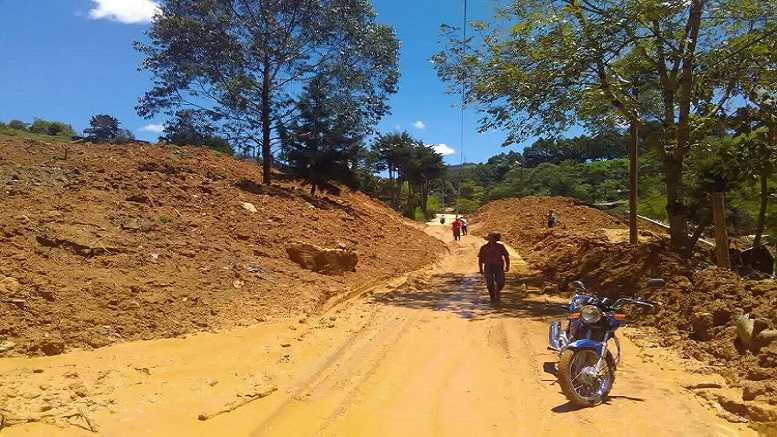 EN EL LODO VIVEN LOS HABITANTES DE LA VEREDA EL SALADO DE SAN ANTONIO DE PRADO GRACIAS AL FUERTE INVIERNO