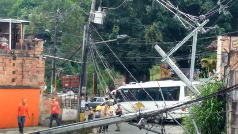 DURANTE LA EXCAVACIÓN, COMPROMETIERON LOS CIMIENTOS DE UN POSTE DE LUZ, OCASIONANDO SU DESPLOME