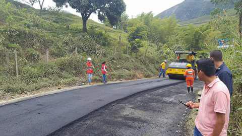 Trabajos de pavimentación de las vías que comunican a los municipios de Heliconia y Armenia Mantequilla con el municipio de Medellín