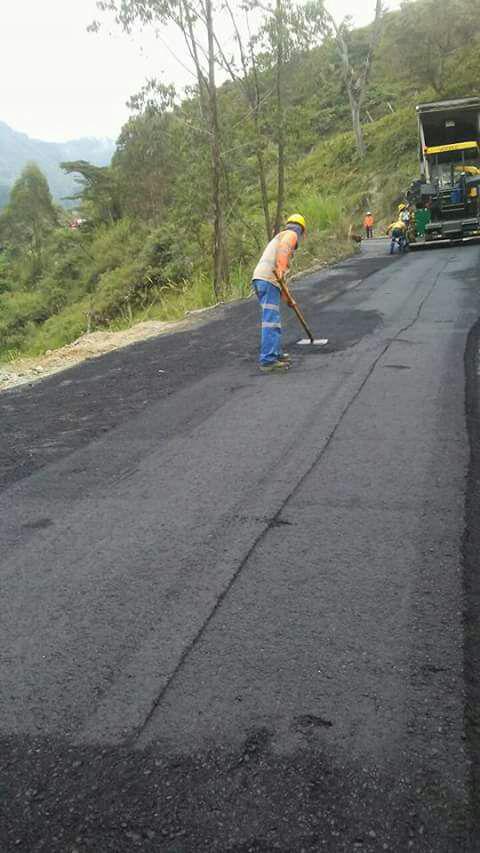 Trabajos de pavimentación de las vías que comunican a los municipios de Heliconia y Armenia Mantequilla con el municipio de Medellín