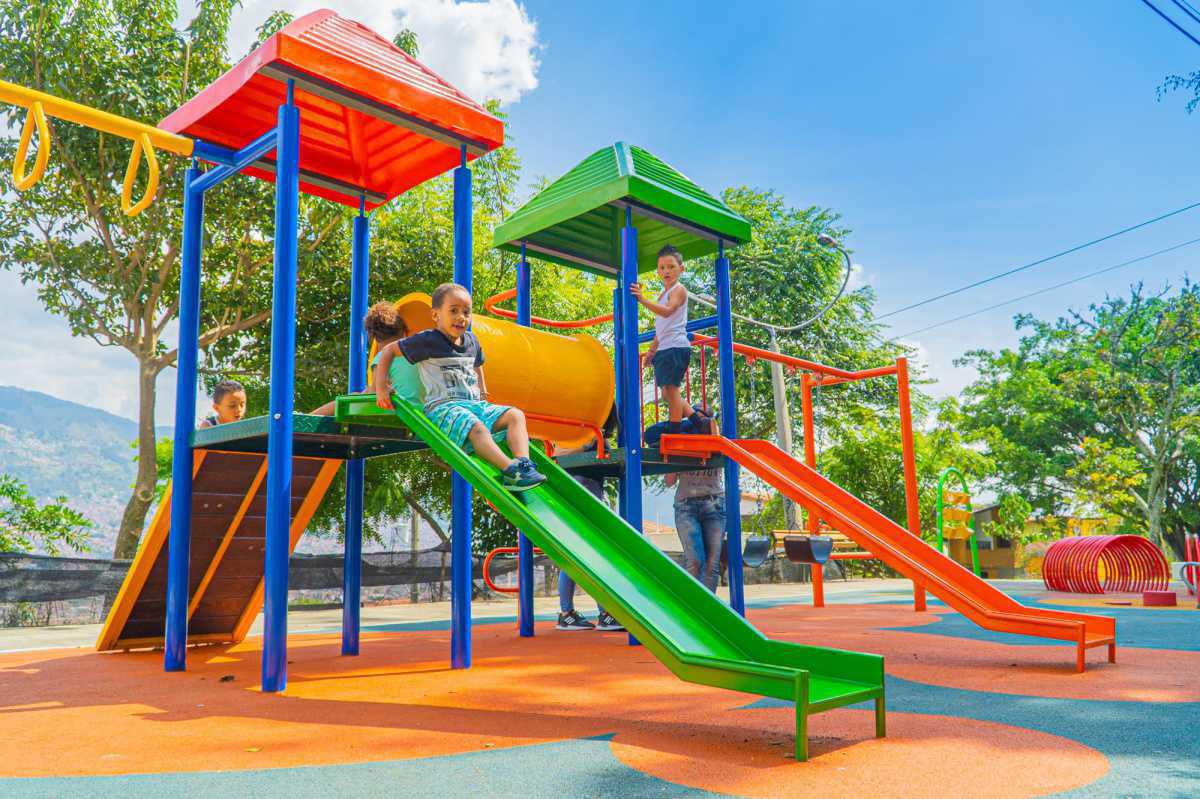 Seis parques fueron renovados y puestos al servicio de los habitantes de Medellín Seis parques fueron renovados y puestos al servicio de los habitantes de Medellín