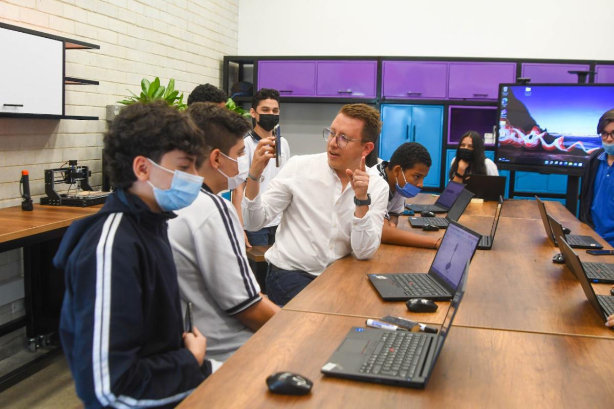 Con 50 talleres en los Centros del Valle del Software, la Alcaldía de Medellín se sumó a la celebración mundial Arduino Week