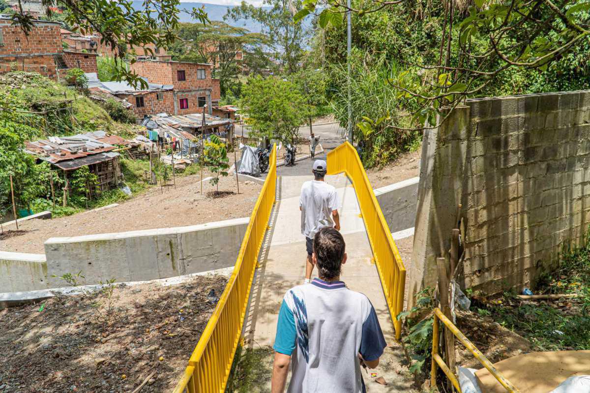 Más de 5.000 habitantes del corregimiento Altavista disfrutan de vías renovadas y un nuevo puente peatonal