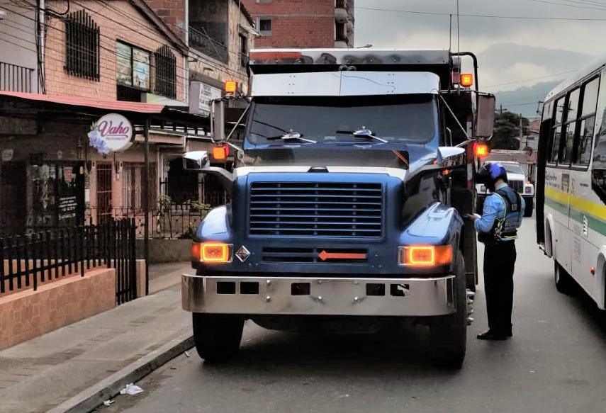 Bello refuerza controles a la circulación de volquetas 