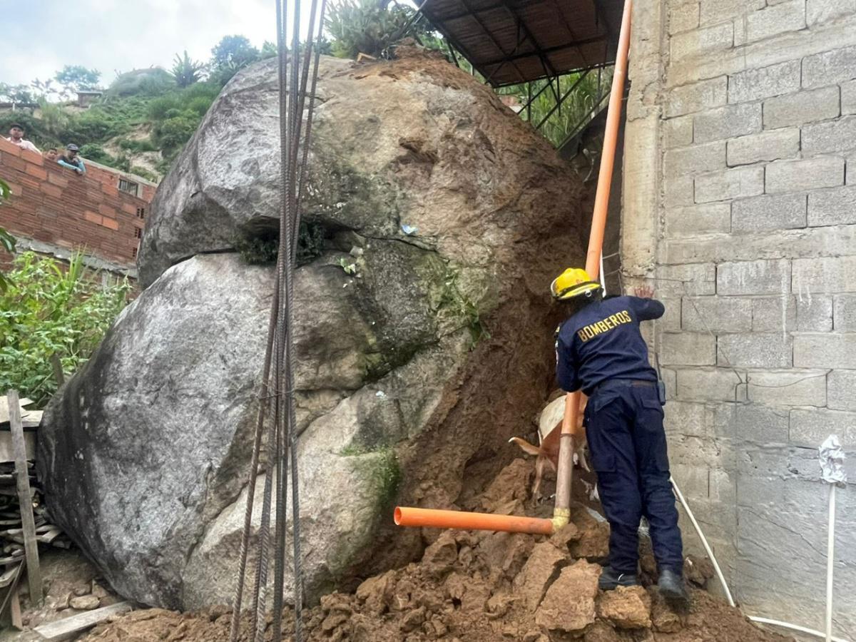 Secretaría de Gestión del Riesgo de Bello atiende caso de roca en el sector Los Espejos 