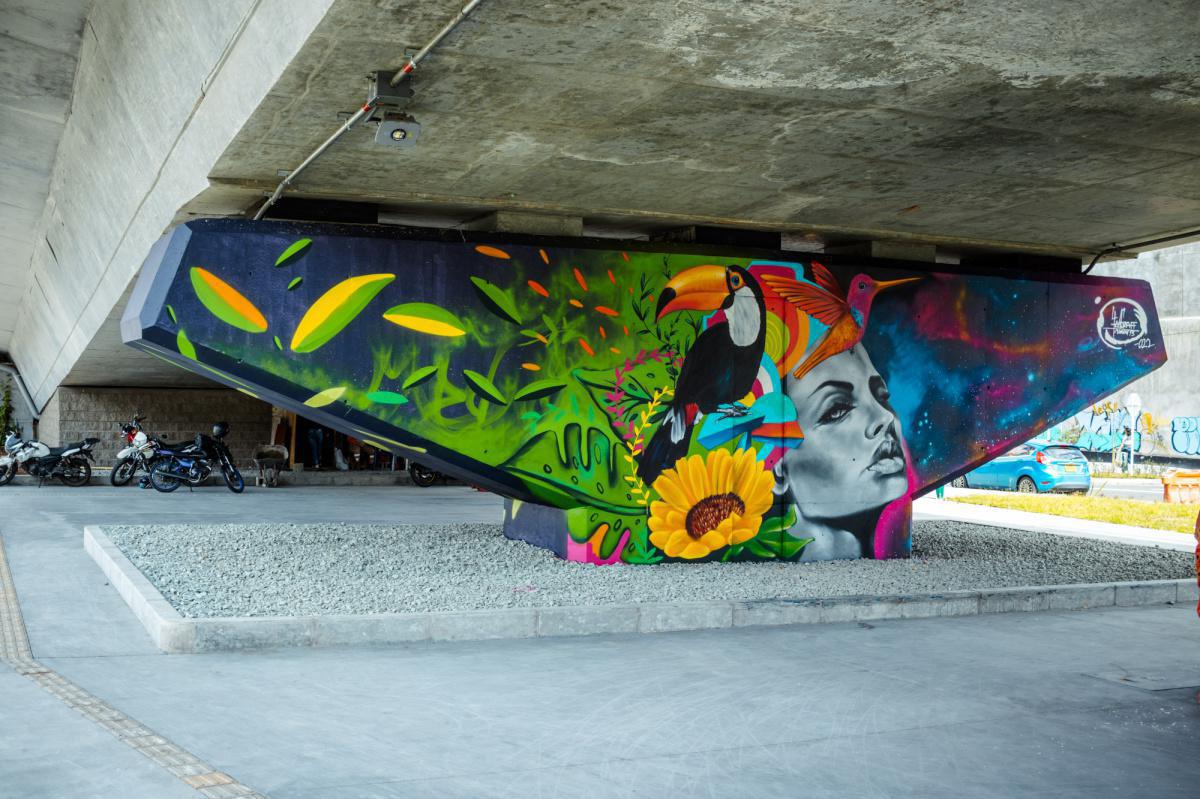 Cuatro artistas urbanos de Medellín les dieron color y vida a los bajos del puente elevado de Colombia con la 80 Cuatro artistas urbanos de Medellín les dieron color y vida a los bajos del puente elevado de Colombia con la 80