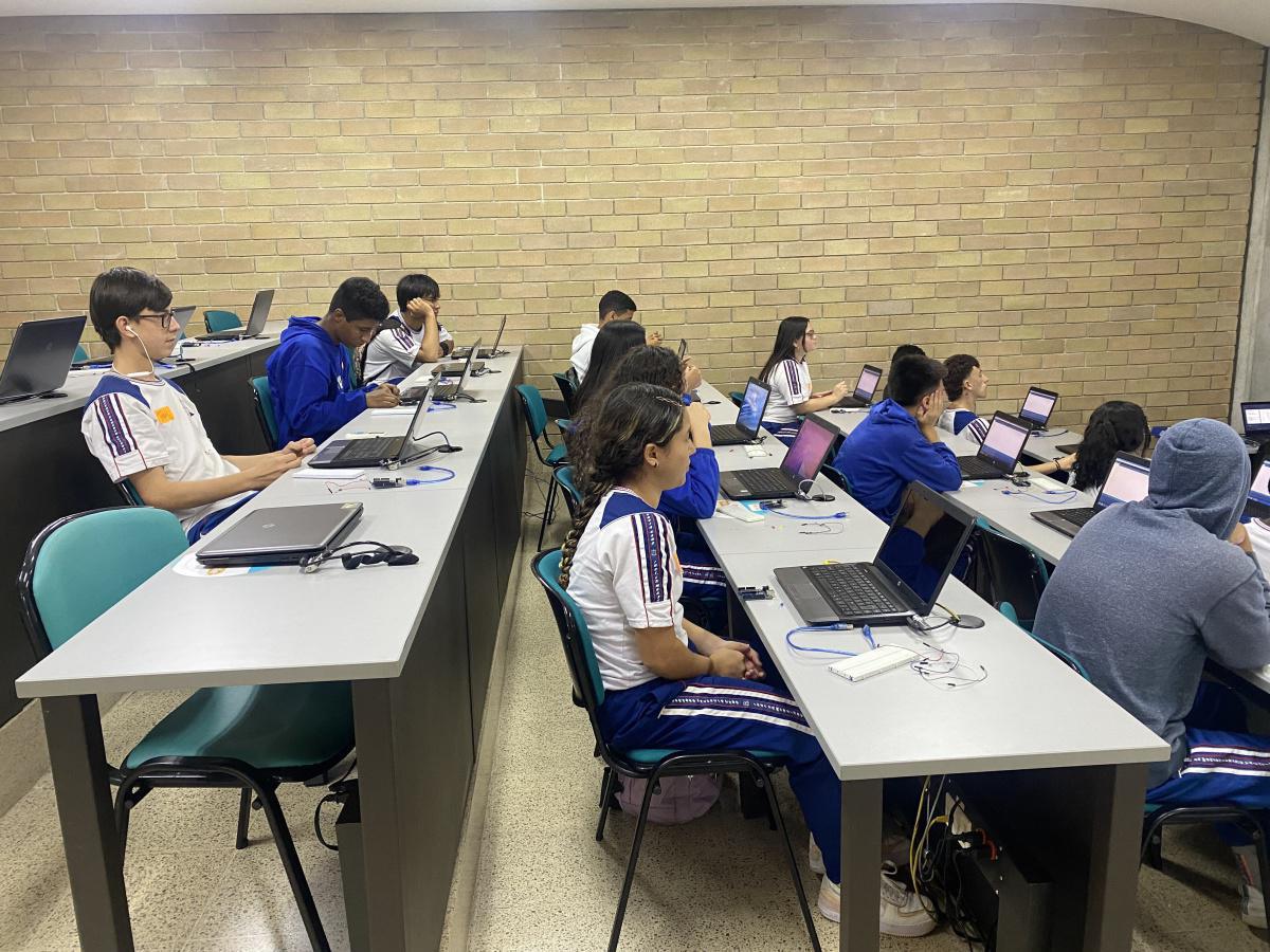 697 rectores, directivos, docentes y estudiantes de Medellín han participado en jornadas de formación para la Cuarta Revolución Industrial 697 rectores, directivos, docentes y estudiantes de Medellín han participado en jornadas de formación para la Cuarta Revolución Industrial