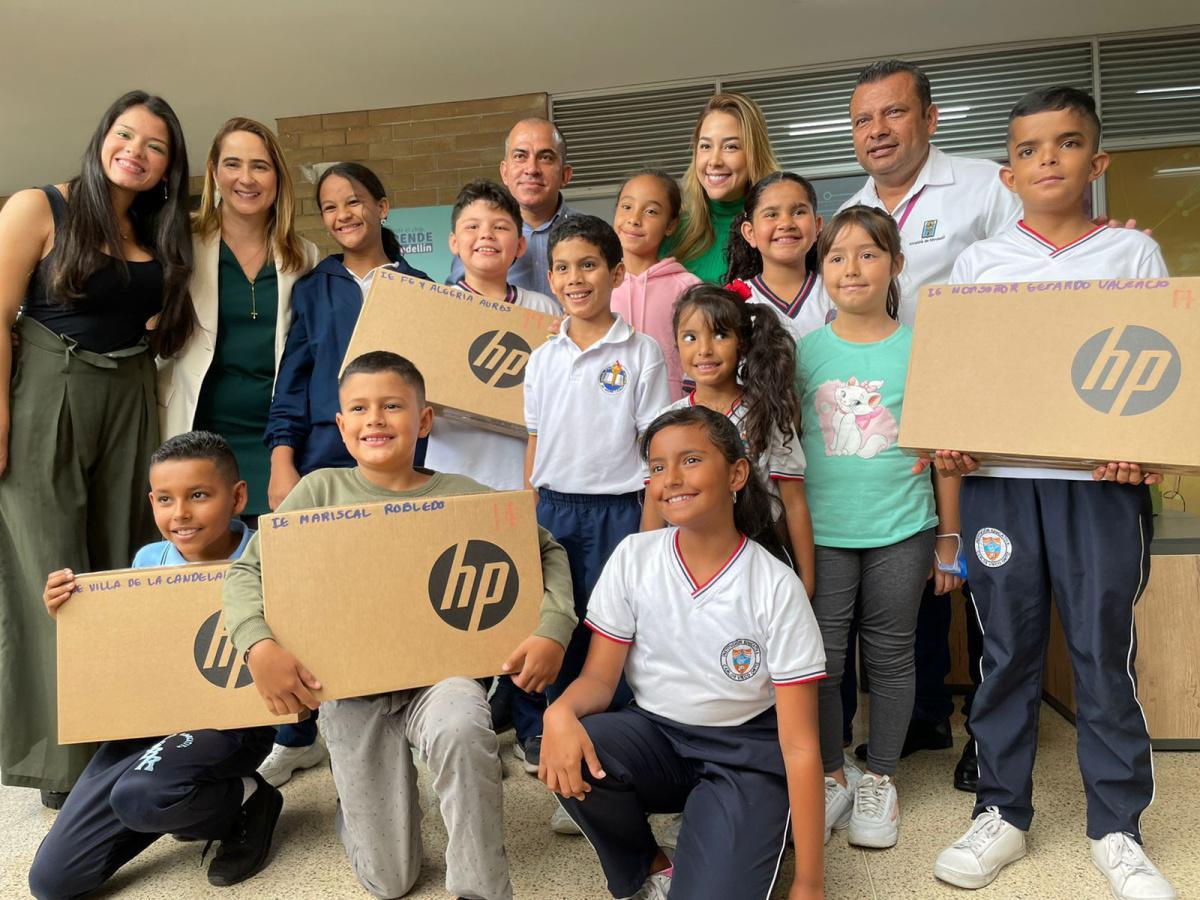 252.832 estudiantes se benefician con la entrega de los Computadores Futuro Instituciones  252.832 estudiantes se benefician con la entrega de los Computadores Futuro Instituciones