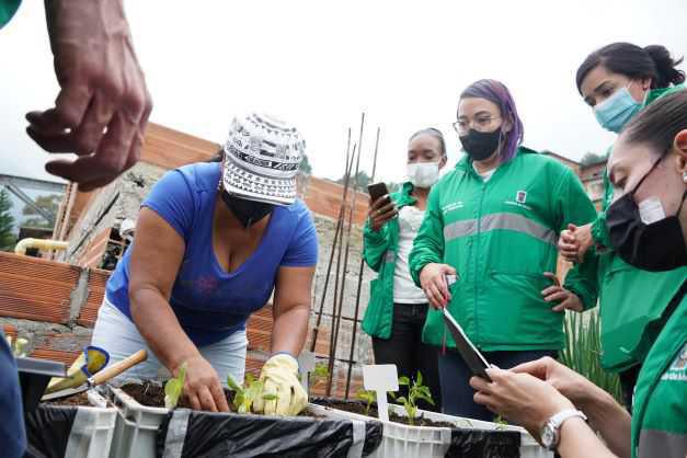 Más de 900 familias se benefician con la implementación de ecohuertas en cuatro comunas de Medellín