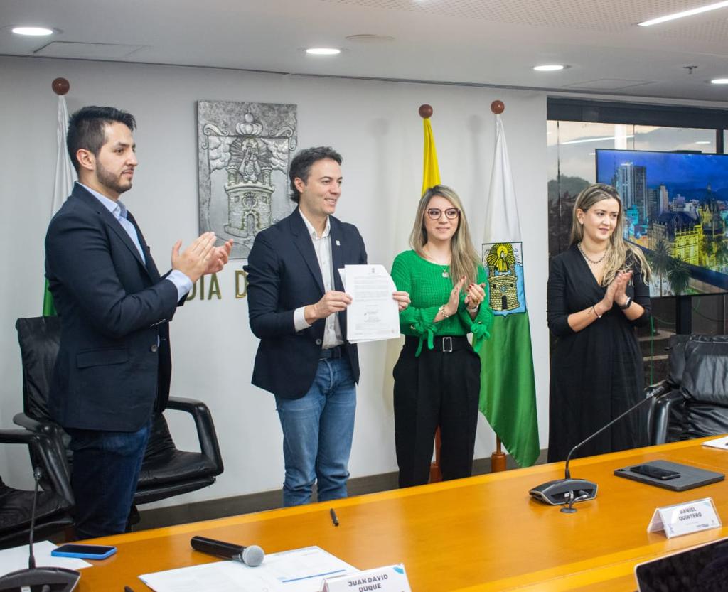 El alcalde Daniel Quintero Calle firmó decreto para una contratación más equitativa, sostenible e innovadora 