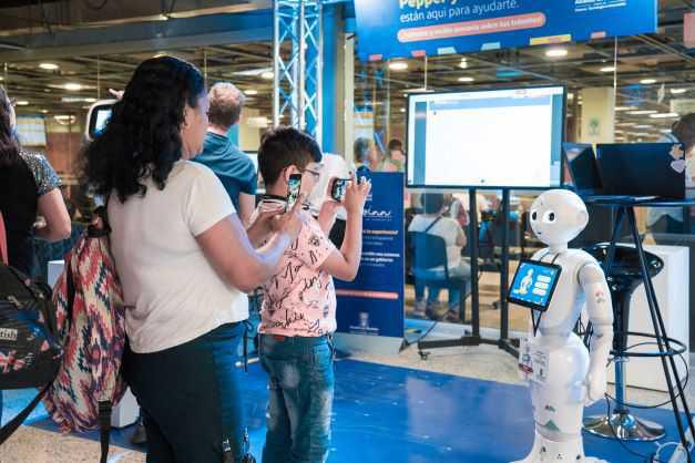 Los robots ‘Pepper’ y ‘James’ llegan a las taquillas de la Alcaldía de Medellín para facilitar los trámites de los ciudadanos