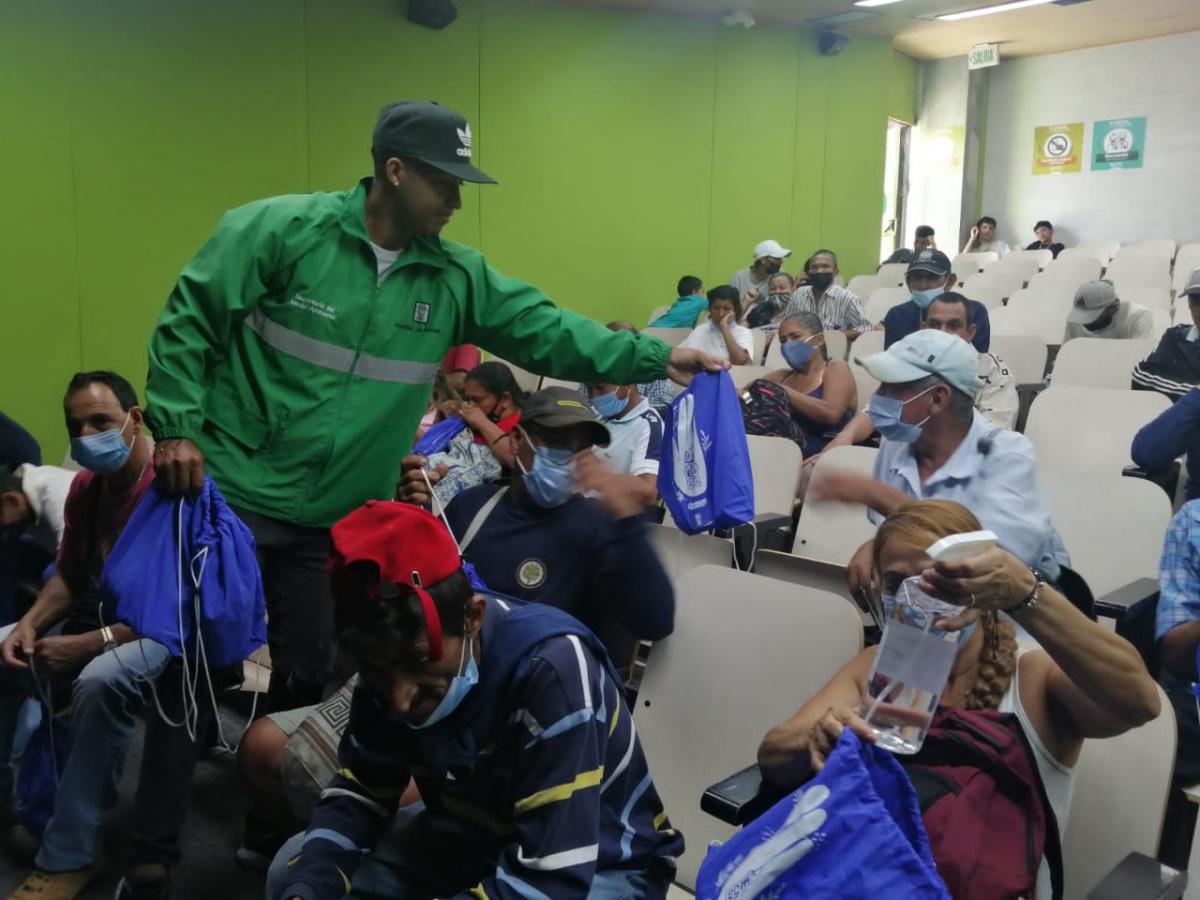 La Alcaldía de Medellín protege a los recicladores con la entrega de 1.750 kits de autocuidado