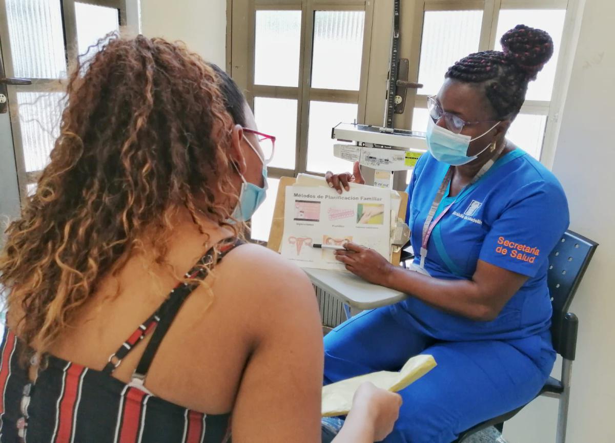 En el Día Internacional del Auxiliar de Enfermería, Medellín reconoce la labor humana y en salud de estos profesionales