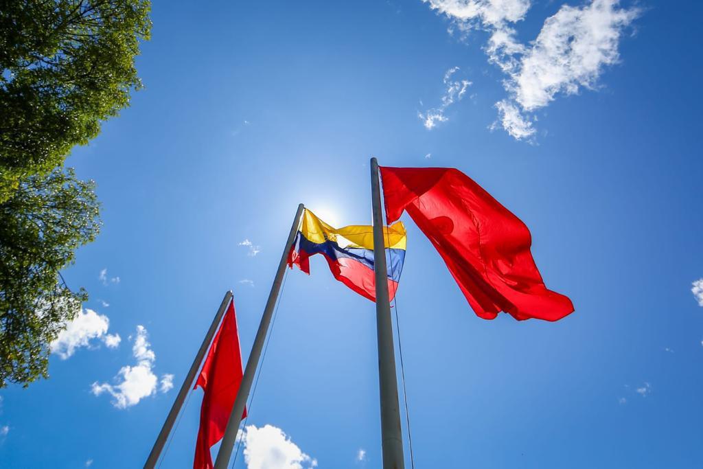 Con masiva asistencia y sentimiento patriótico volvió a las calles de Medellín el tradicional desfile del Día de la Independencia de Colombia