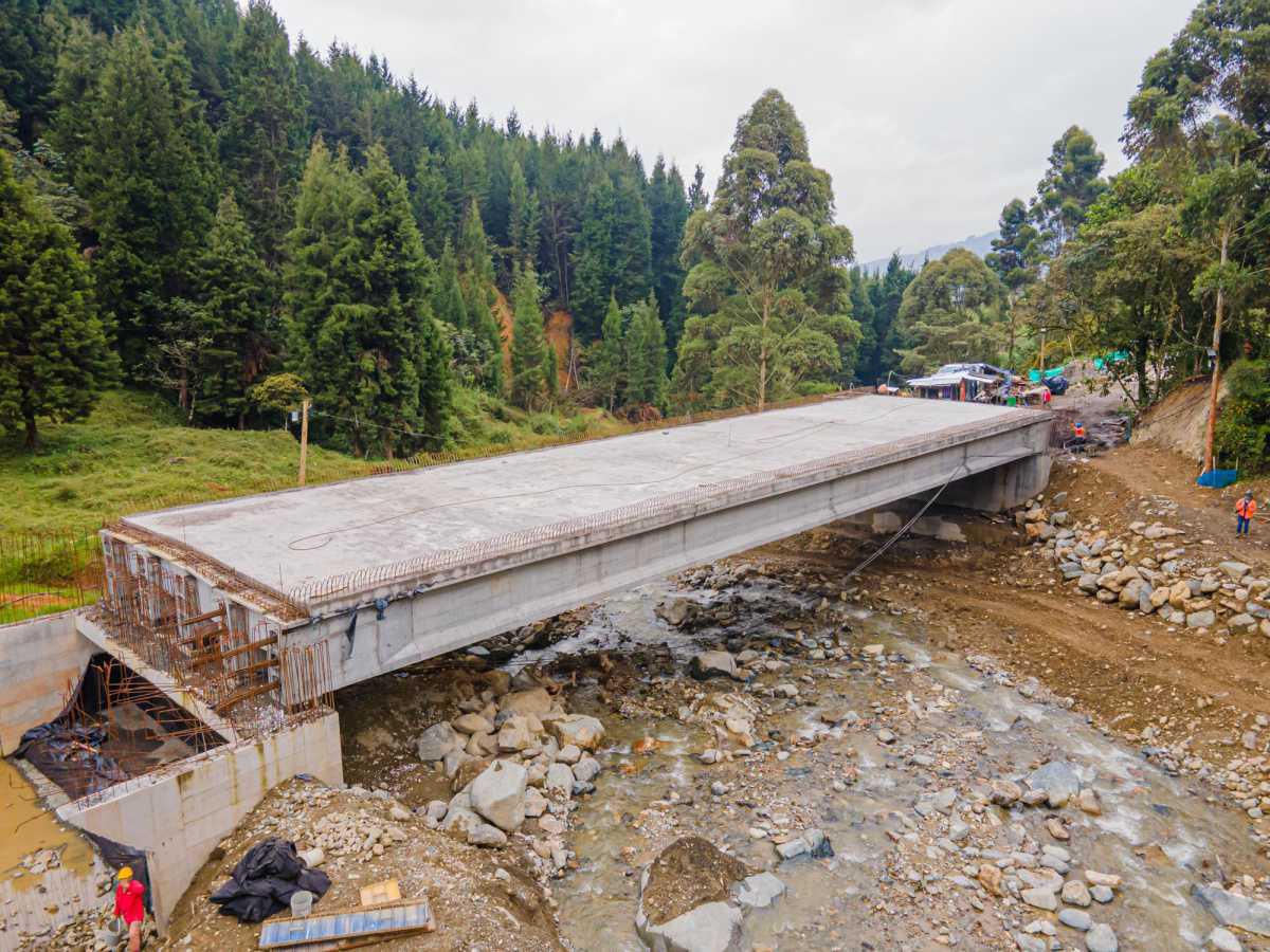 En 90 % avanza la construcción del puente Naranjal – Boquerón, que facilitará la movilidad de los habitantes de San Cristóbal 