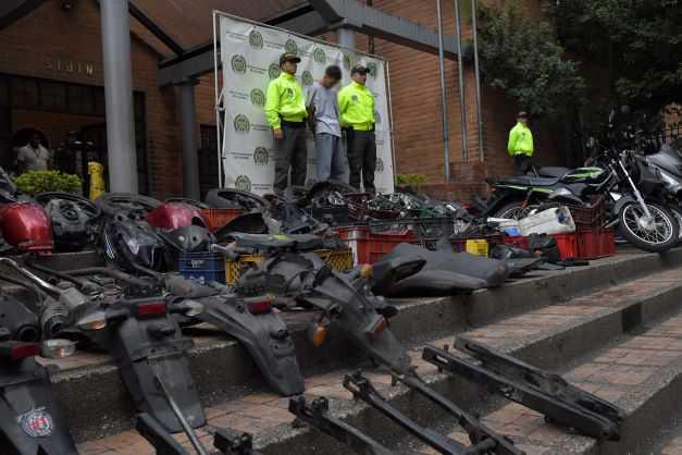 Más de 2.000 autopartes recuperadas y ocho capturas dejan operativos contra el hurto de automotores en Medellín 