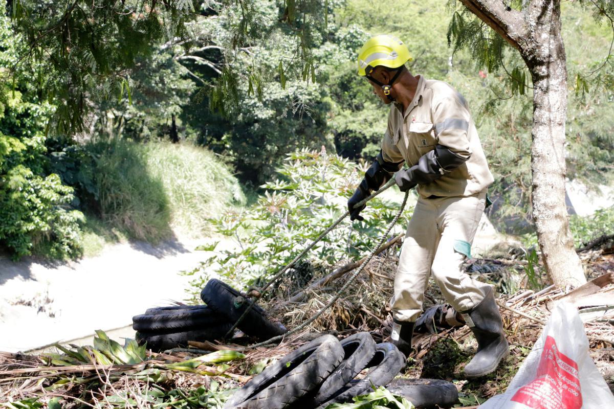 Más de 400 metros cúbicos de residuos fueron recuperados en puntos críticos de la quebrada la Iguaná
