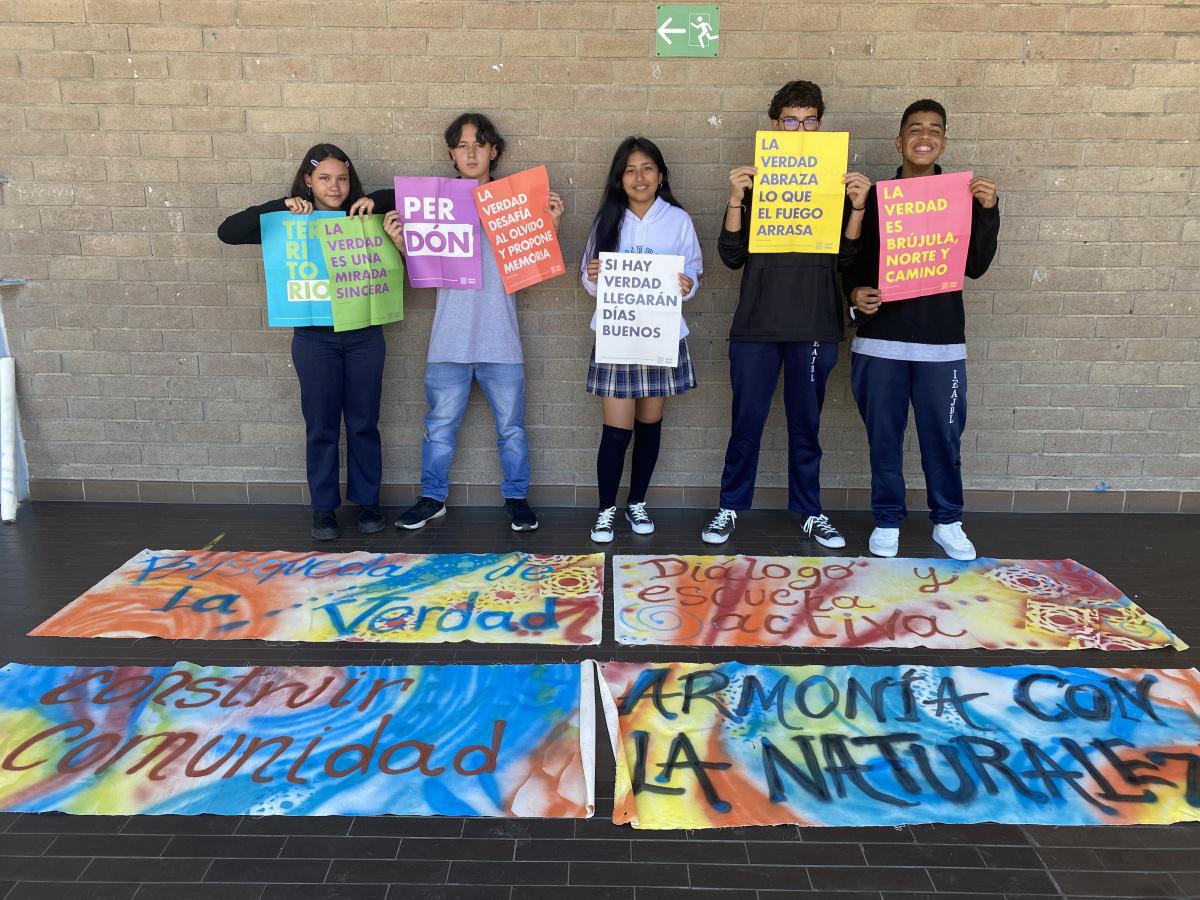 144 establecimientos educativos de Medellín participarán en la estrategia La escuela abraza la verdad de la Comisión de la Verdad 144 establecimientos educativos de Medellín participarán en la estrategia La escuela abraza la verdad de la Comisión de la Verdad