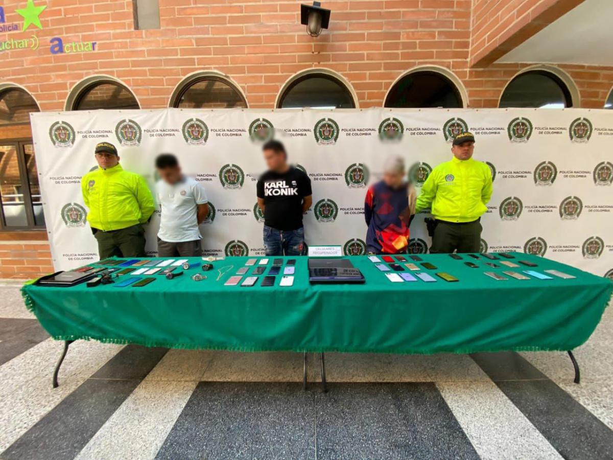 Autoridades recuperaron 121 celulares y 1.700 autopartes de motos hurtadas como parte de Estrategia Articulada contra el Delito Autoridades recuperaron 121 celulares y 1.700 autopartes de motos hurtadas como parte de Estrategia Articulada contra el Delito