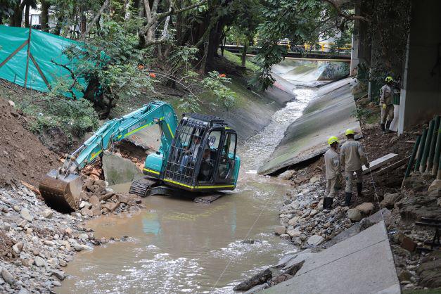 En los corregimientos de Medellín, una cuadrilla de obreros ha recuperado 14 puntos de quebradas afectadas por las lluvias