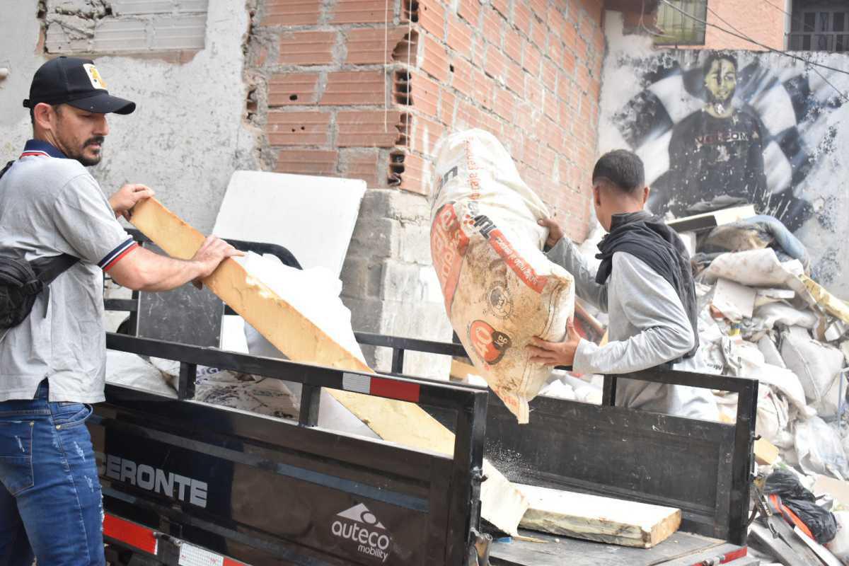 La Alcaldía de Medellín caracteriza a los motocargueros para conocer las condiciones de este oficio en la ciudad
