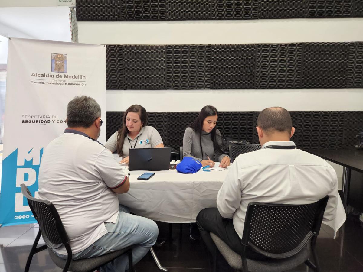 Ya se han entregado 400 botones de pánico a comerciantes de seis comunas priorizadas de Medellín