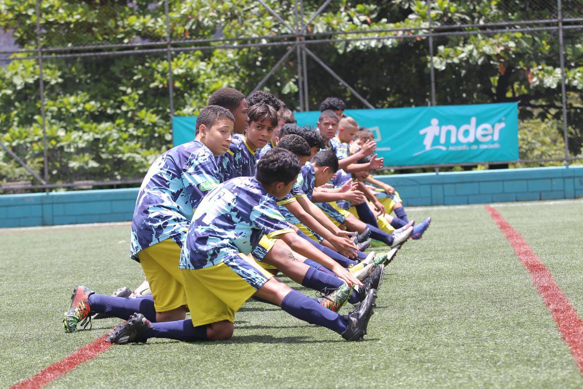 Con un partido de fútbol entre San Isidro y Acosal, en la cancha de la unidad deportiva de San Isidro, en la comuna 4-Aranjuez, el INDER dio inicio a los Juegos Deportivos Ciudad de Medellín en su edición número 30. Estas justas, las más importa