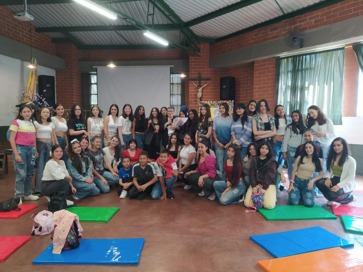 “Adopta un Autor” llegará a 26 espacios de la ciudad para que la comunidad dialogue con escritores nacionales e internacionales “Adopta un Autor” llegará a 26 espacios de la ciudad para que la comunidad dialogue con escritores nacionales e internacionales