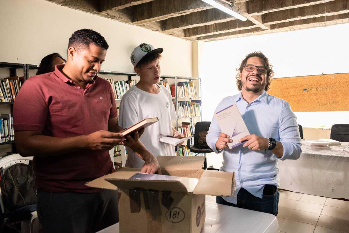Bibliotecas Populares y Comunitarias de Medellín reciben 7.200 libros libres procedentes de Barcelona 