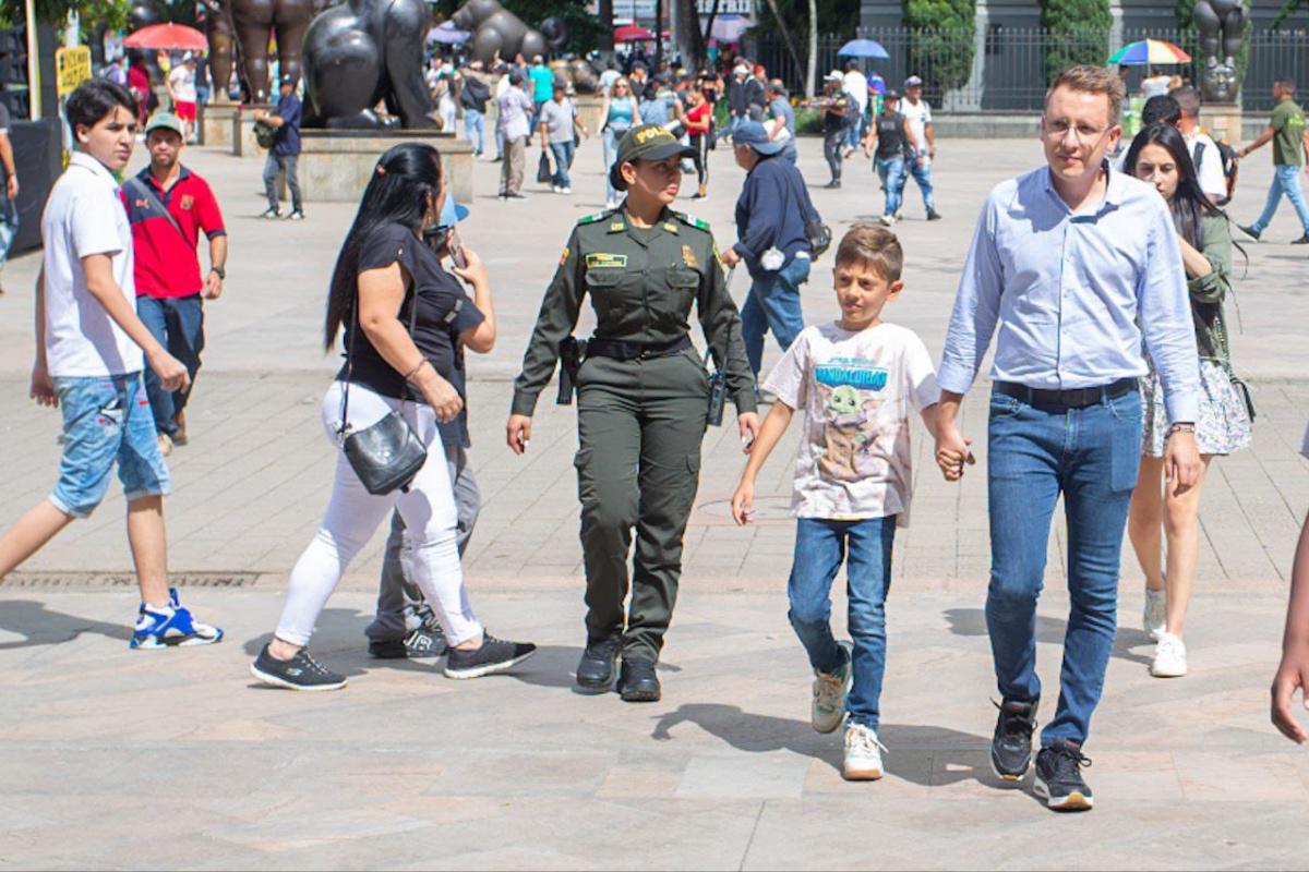 Medellín rinde un homenaje al Maestro Fernando Botero, por su aporte cultural, en conversatorio con su hijo, el escritor Juan Carlos Botero Medellín rinde un homenaje al Maestro Fernando Botero, por su aporte cultural, en conversatorio con su hijo, el escritor Juan Carlos Botero