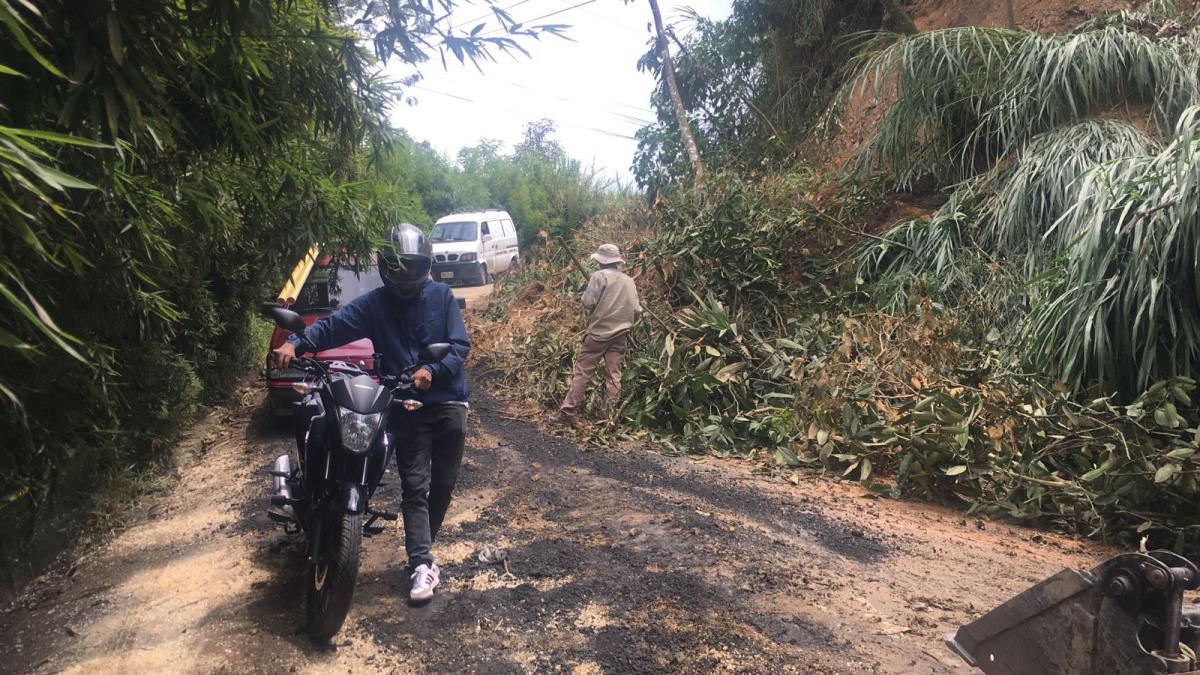 Con maquinaria pesada la Alcaldía de Medellín atiende movimientos en masa en el corregimiento San Antonio de Prado