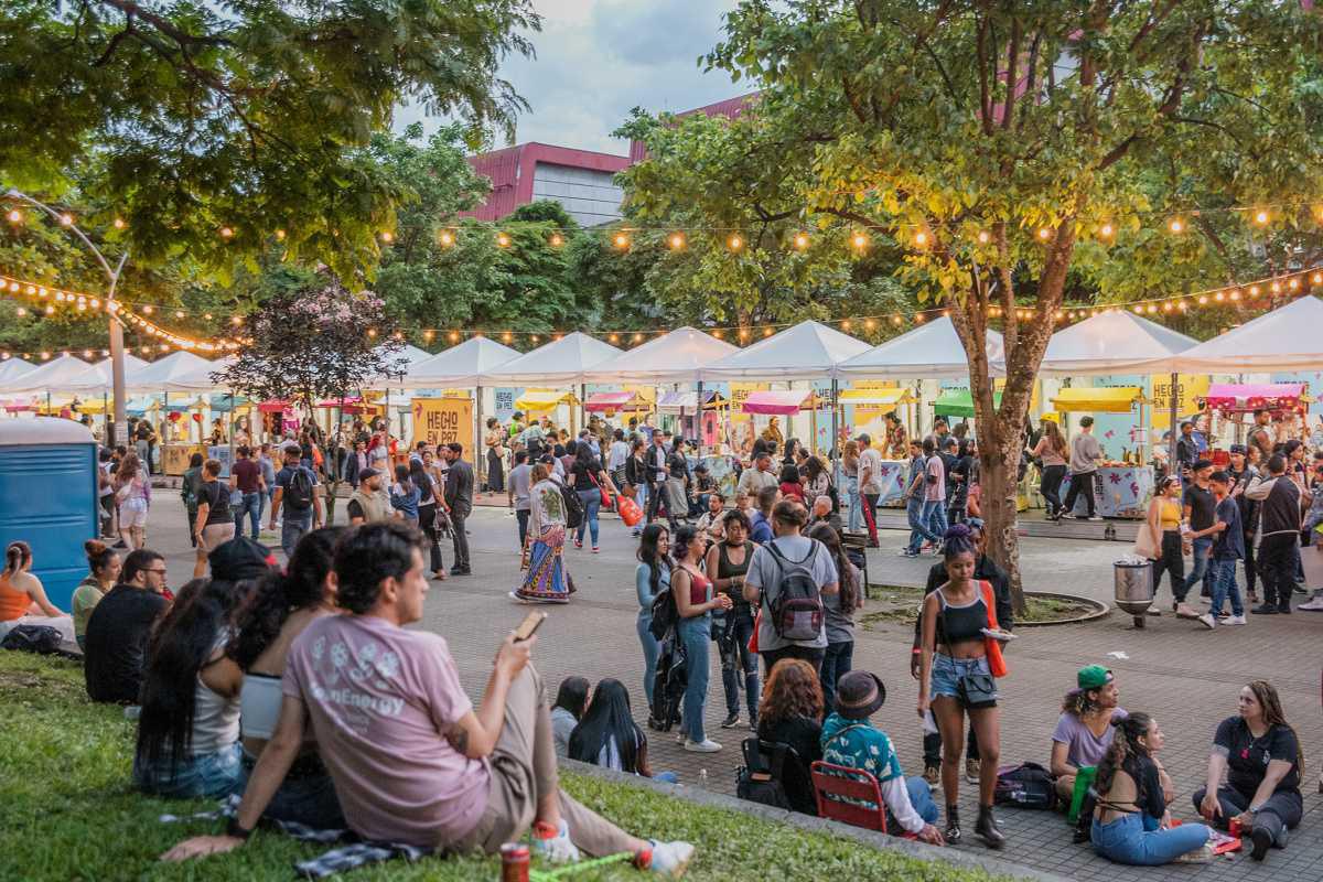 Con cifras récord de 504.000 visitantes y $6.647 millones en ventas en libros cerró la edición 16 de la Fiesta del Libro y la Cultura  Con cifras récord de 504.000 visitantes y $6.647 millones en ventas en libros cerró la edición 16 de la Fiesta del Libro y la Cultura