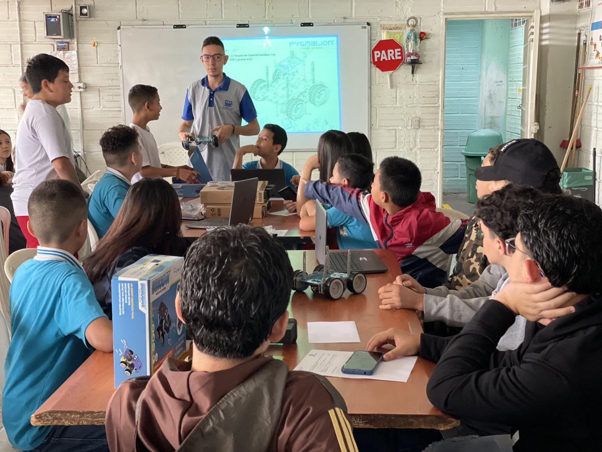 Con un incremento de 17.194 estudiantes, la participación en los programas de Jornada Complementaria en Medellín pasó de 3.659 a 20.853 beneficiarios Con un incremento de 17.194 estudiantes, la participación en los programas de Jornada Complementaria en Medellín pasó de 3.659 a 20.853 beneficiarios