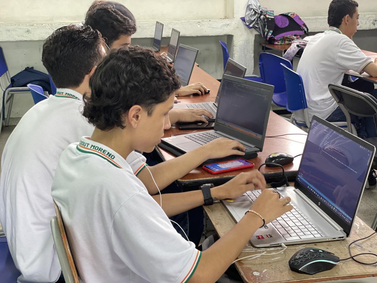 23.609 estudiantes de media técnica fortalecen su aprendizaje con los Computadores Futuro 23.609 estudiantes de media técnica fortalecen su aprendizaje con los Computadores Futuro