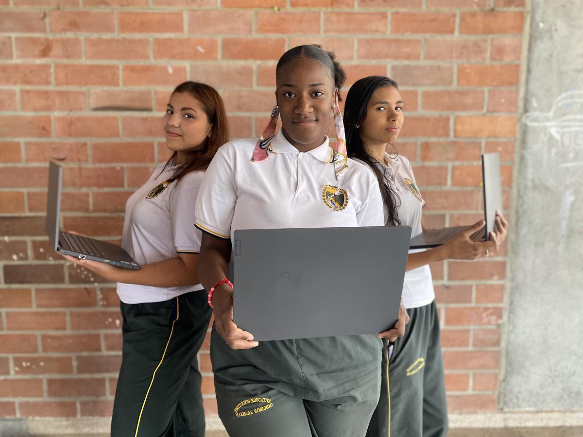 2.539 estudiantes extranjeros se han beneficiado con la entrega de Computadores Futuro