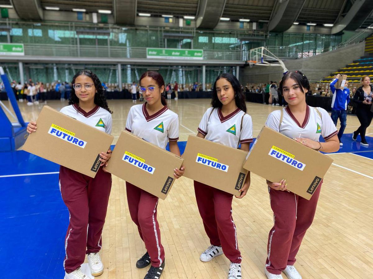 La Administración Distrital entregó este martes más de 20.000 Computadores Futuro a estudiantes de séptimo y octavo