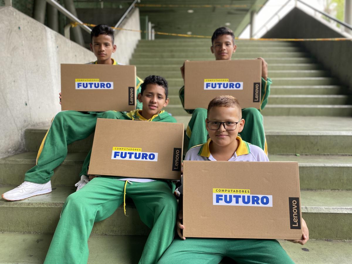 1.288 estudiantes con discapacidad han recibido Computadores Futuro 1.288 estudiantes con discapacidad han recibido Computadores Futuro