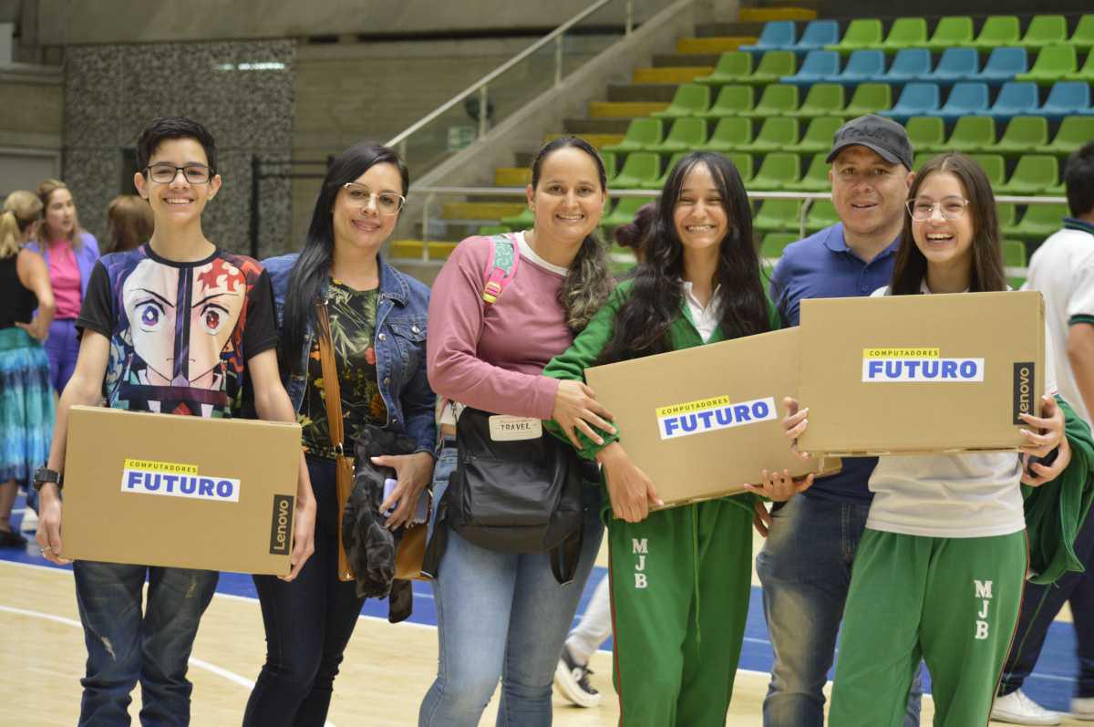 La Alcaldía de Medellín adicionará 21.375 equipos nuevos al contrato para ampliar la cobertura de Computadores Futuro La Alcaldía de Medellín adicionará 21.375 equipos nuevos al contrato para ampliar la cobertura de Computadores Futuro