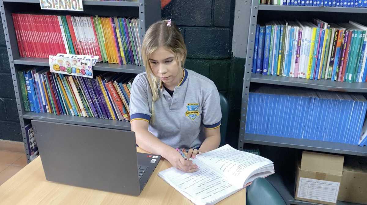 2.337 estudiantes víctimas de la violencia y desplazamiento se benefician con los Computadores Futuro 2.337 estudiantes víctimas de la violencia y desplazamiento se benefician con los Computadores Futuro