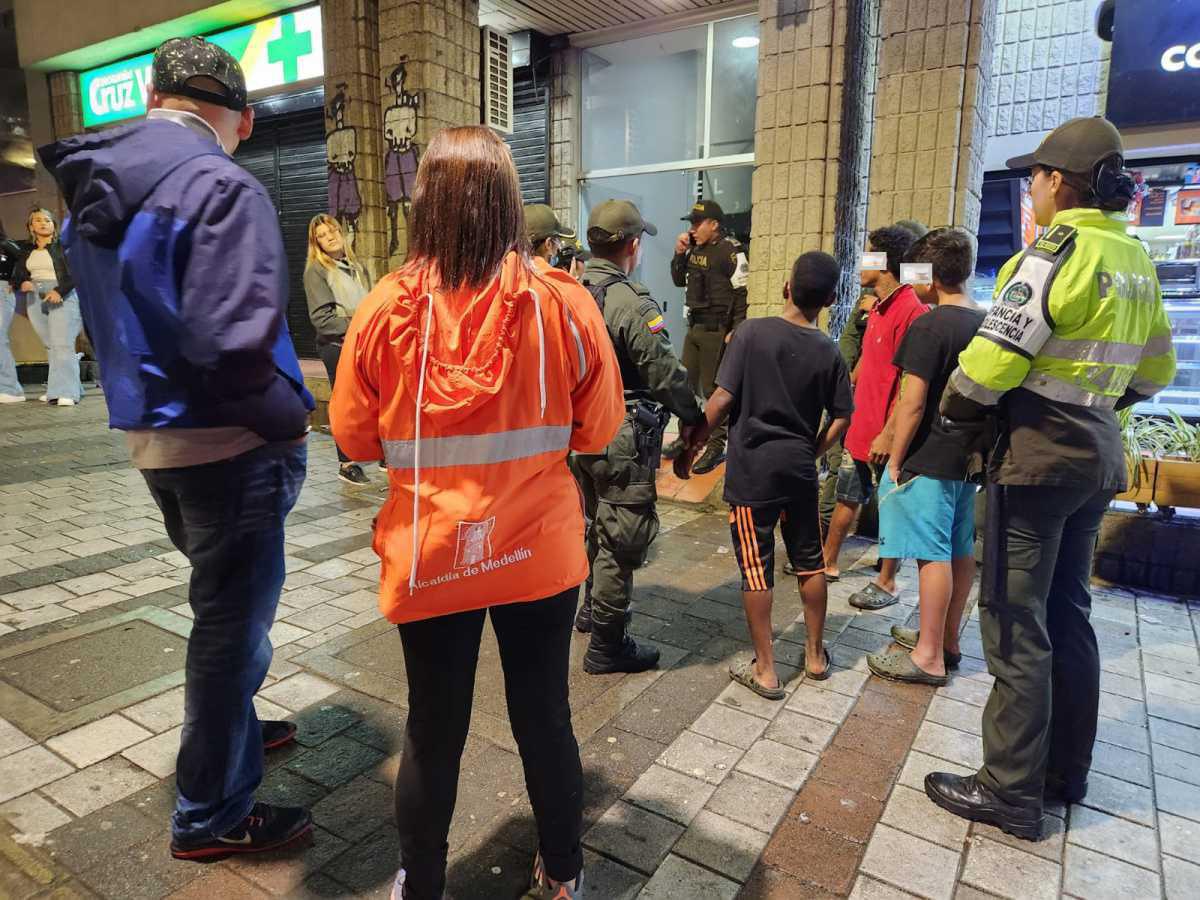 Siete menores en estado de vulneración fueron hallados durante intervención masiva en El Poblado Siete menores en estado de vulneración fueron hallados durante intervención masiva en El Poblado