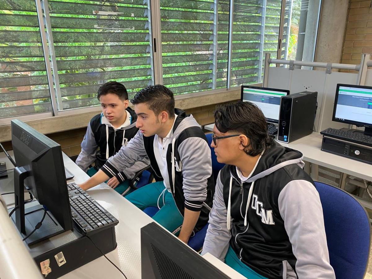 Medellín realiza maratón de programación con estudiantes de Media Técnica y Computadores Futuro