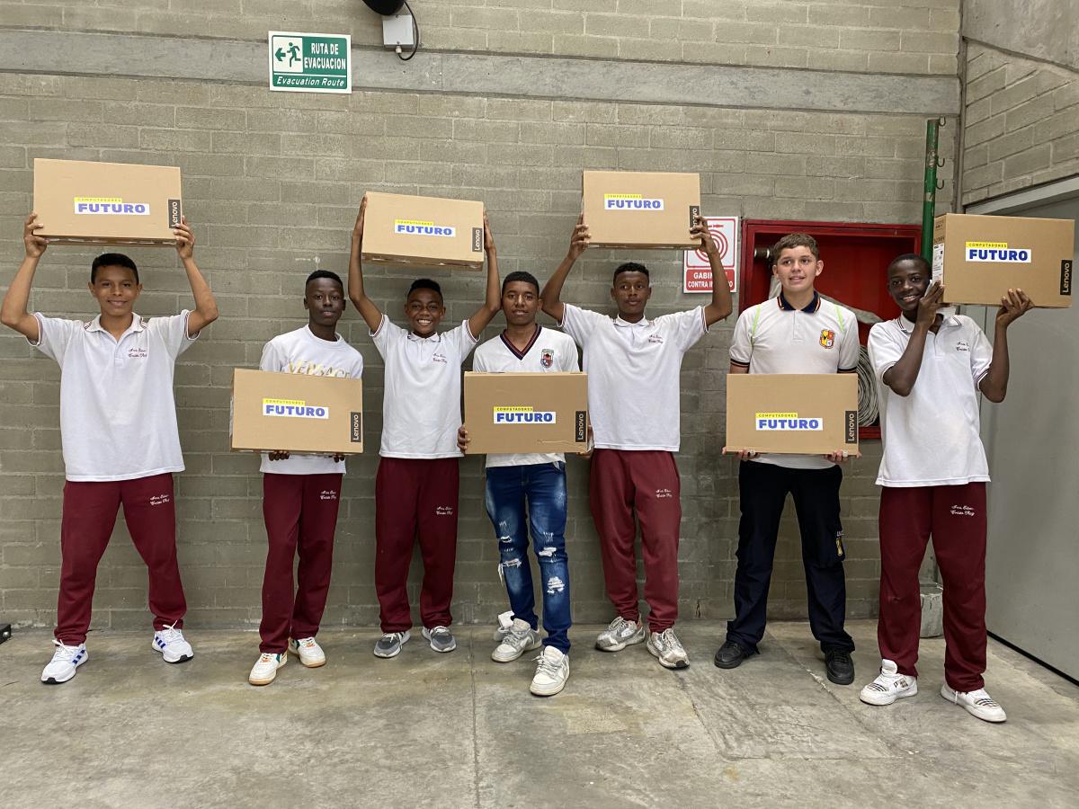 Todos los estudiantes de educación básica y media beneficiados con Computadores Futuro conservarán su equipo