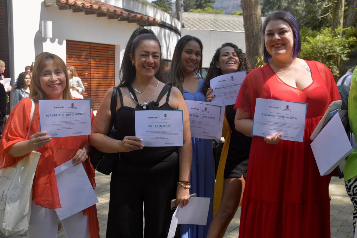 125 emprendedores del sector textil de Medellín recibieron formación tecnológica