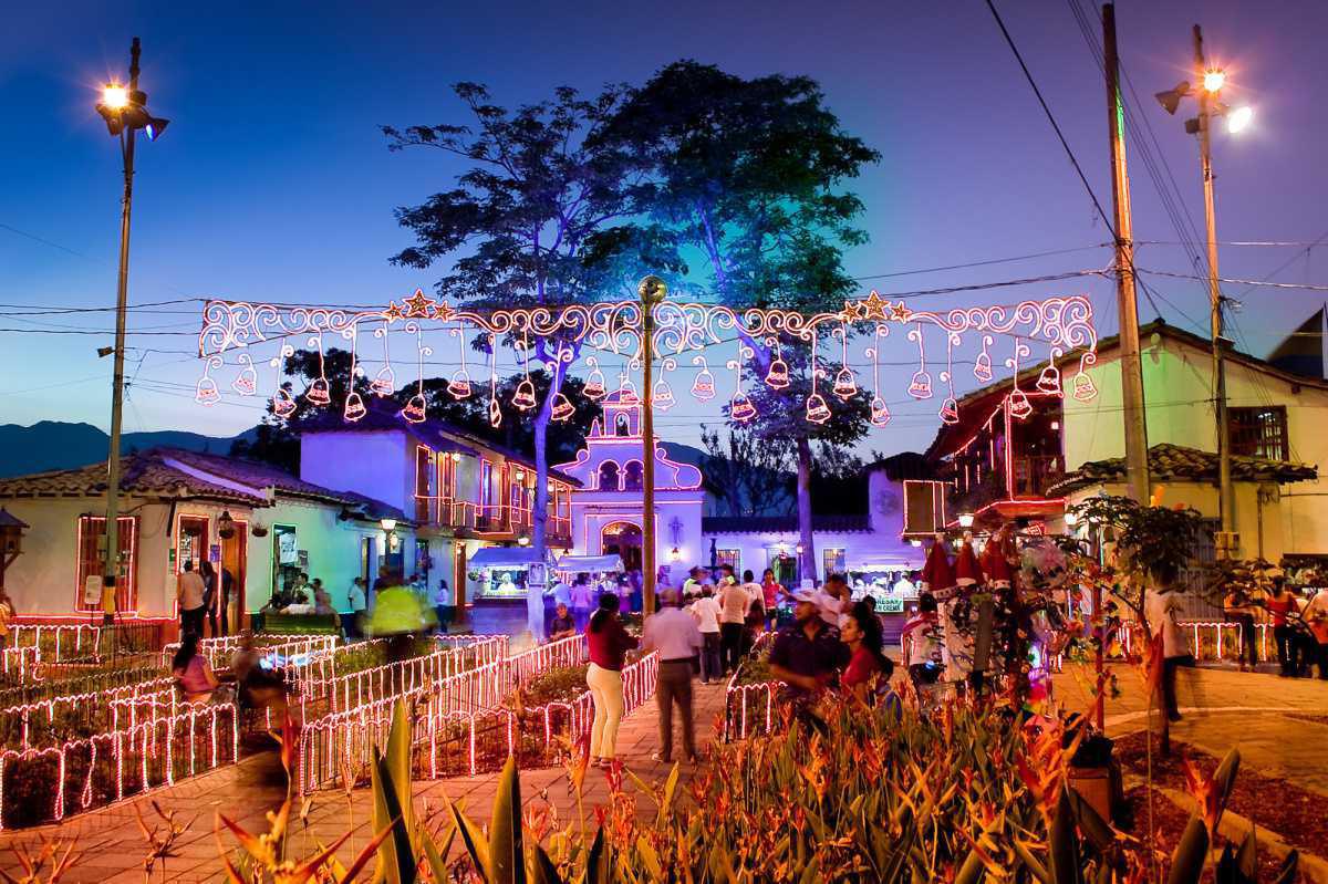 Medellín espera una derrama económica de más de 36 millones de dólares en la temporada decembrina Medellín espera una derrama económica de más de 36 millones de dólares en la temporada decembrina