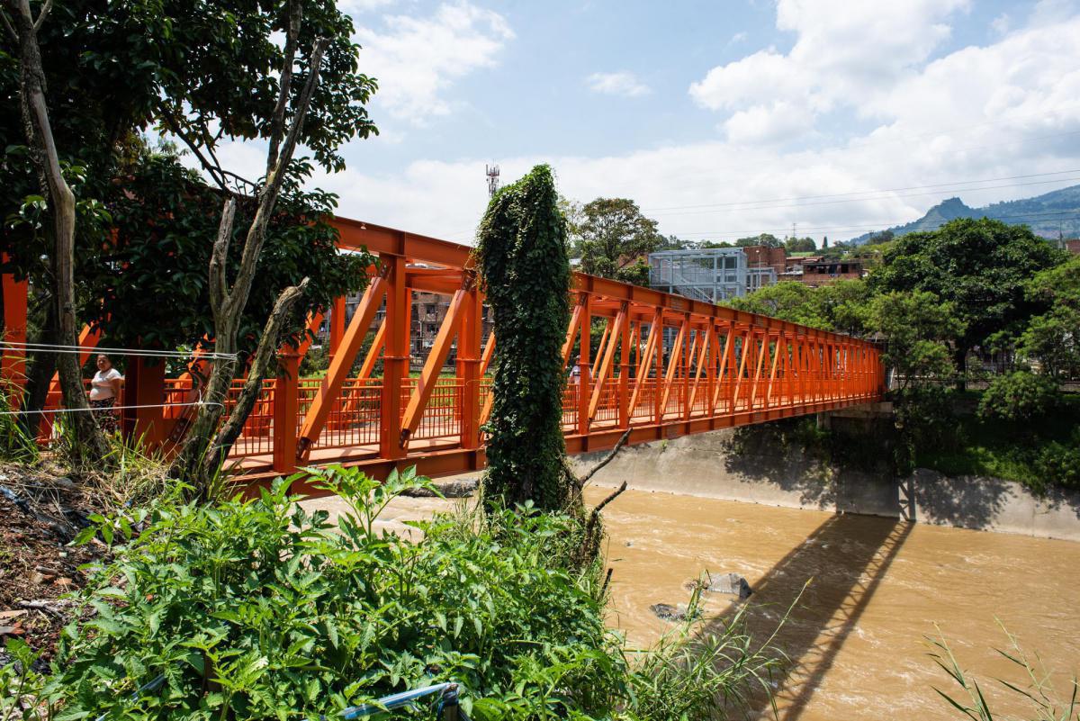 Nuevo puente peatonal sobre el río Medellín conecta a las comunas del nororiente y el noroccidente de la ciudad Nuevo puente peatonal sobre el río Medellín conecta a las comunas del nororiente y el noroccidente de la ciudad