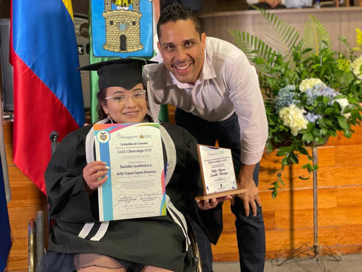 En Medellín, 21 estudiantes con discapacidad cognitiva y motora se graduaron de primaria y bachillerato con educación virtual asistida