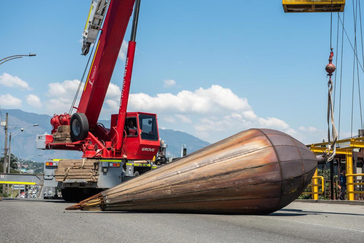Con equipos especializados para el trabajo en altura inició el desmonte de la Plomada de Punto Cero Con equipos especializados para el trabajo en altura inició el desmonte de la Plomada de Punto Cero
