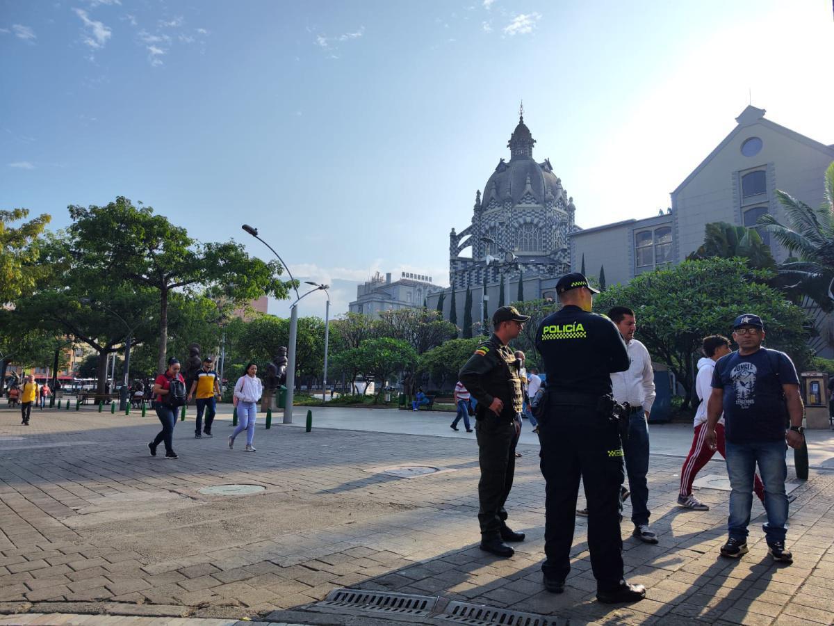 Con 32 Policías permanentes, controles de acceso y embellecimiento del entorno, avanza la recuperación de la Plaza Botero Con 32 Policías permanentes, controles de acceso y embellecimiento del entorno, avanza la recuperación de la Plaza Botero