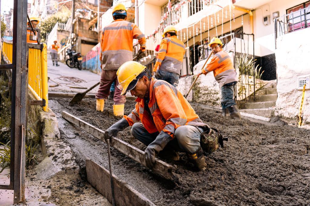 Medellín mejora sus vías en concreto para garantizar la movilidad de más de 20.000 personas