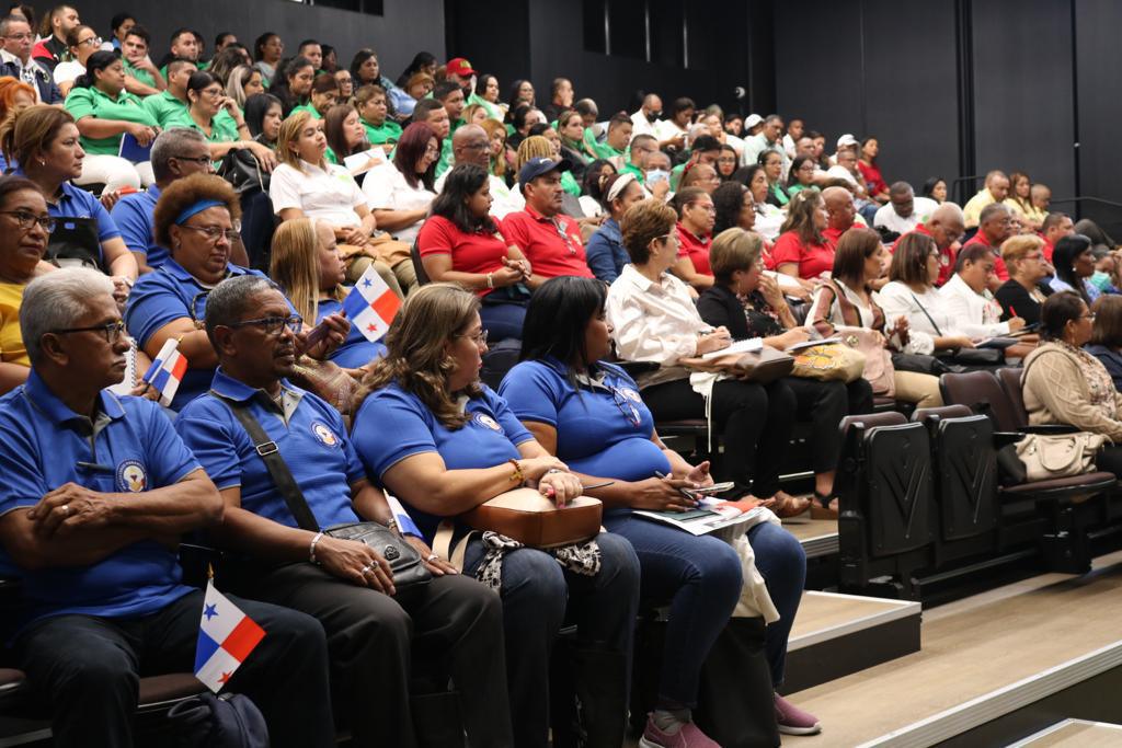 215 maestros de Panamá participan en transferencia de experiencias significativas de instituciones educativas oficiales de Medellín